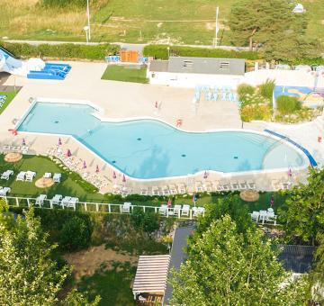 La piscine du camping le Domaine de Dugny vu en drone
